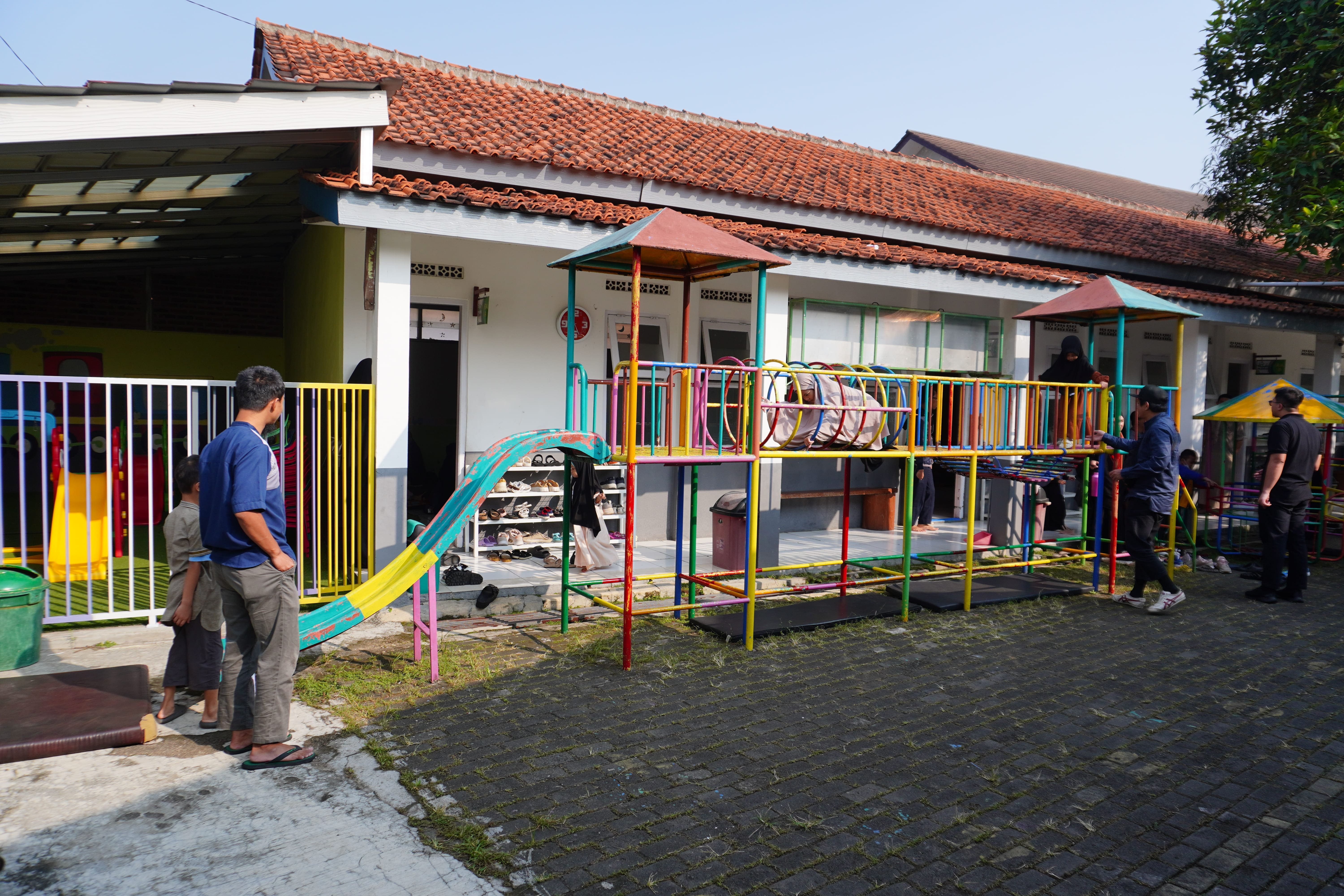 Anak-anak sedang bermain di dalam ruangan di RA An Najiyah